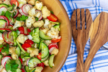 Gerösteter Blumenkohlsalat mit viel Gemüse