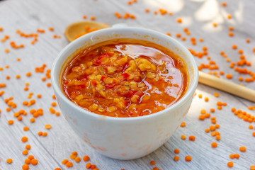 Vegane Linsensuppe mit roten Linsen