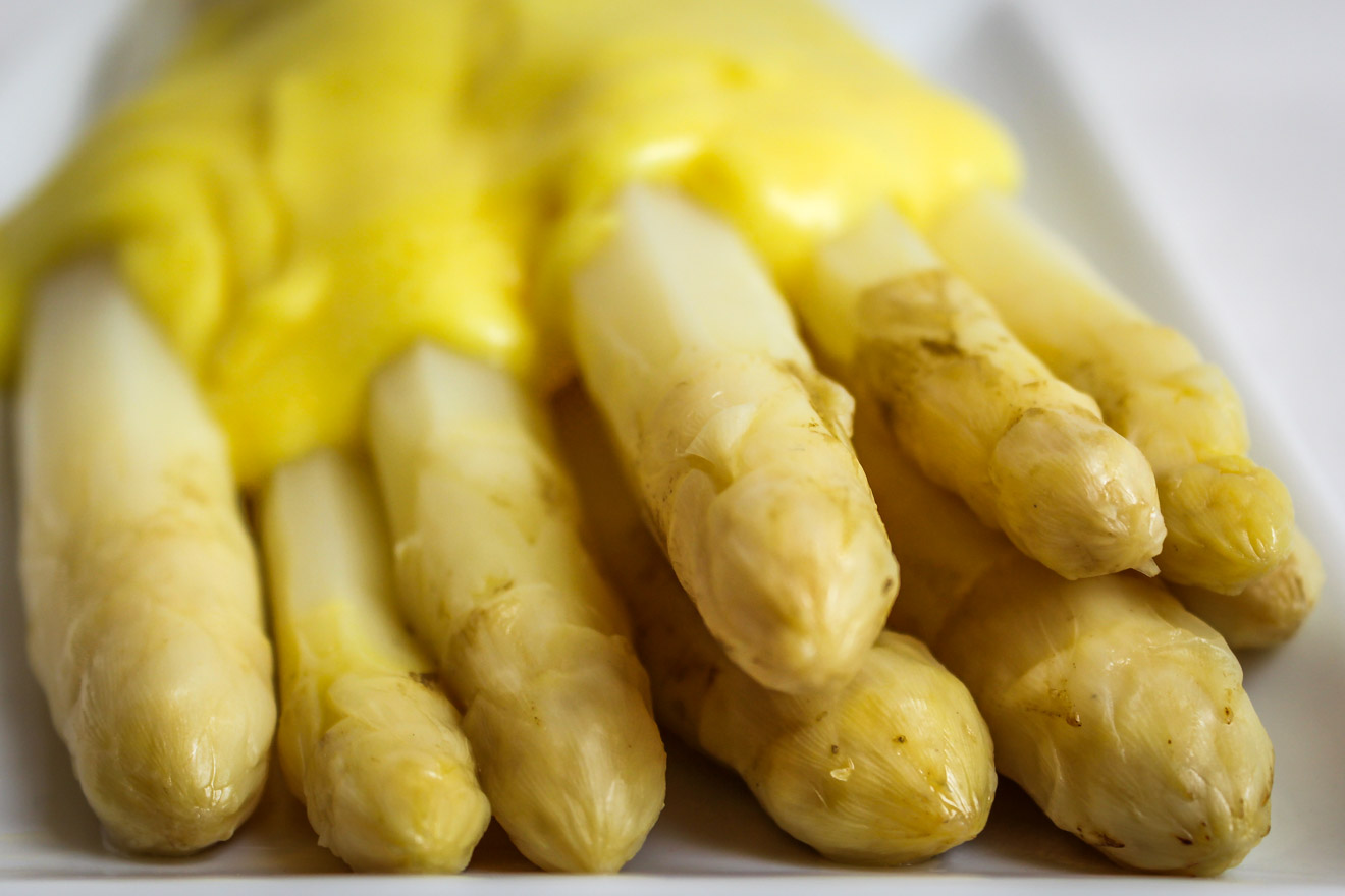 Spargel mit veganer Sauce Hollandaise | Mehr-als-Rohkost.de