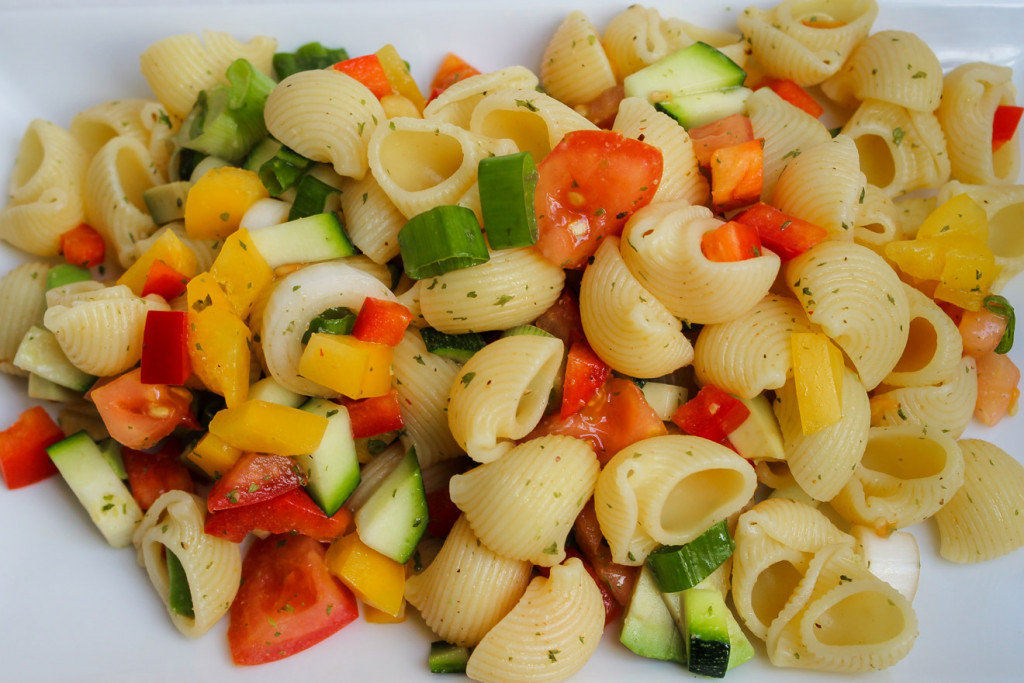 Bunter Nudelsalat mit Avocado | Mehr-als-Rohkost.de